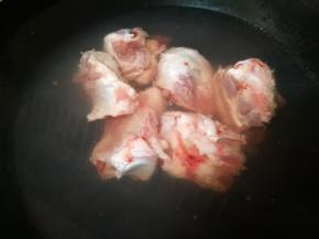 冷水下锅，烧开后煮几分钟