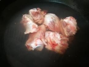 冷水下锅，烧开后煮几分钟
