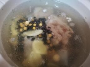 烧开水，倒入电炖锅内胆中，将淖过水的骨头捞出放入内胆中，准备好杂粮全部倒入，开到快炖档 ，烧开后，继续煲1个多小时！