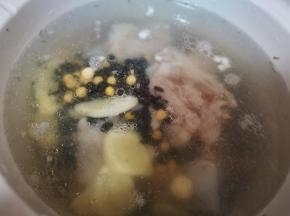 烧开水，倒入电炖锅内胆中，将淖过水的骨头捞出放入内胆中，准备好杂粮全部倒入，开到快炖档 ，烧开后，继续煲1个多小时！