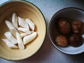 铁棍山药洗净去皮，花菇提前一晚泡好