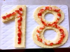 取一份数字平铺在盘子内，中间铺上草莓丁