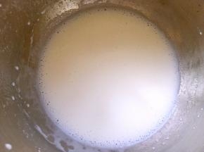 用蛋抽快速搅拌，至液体呈现乳化状态