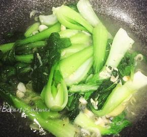 炒至蔬菜变软、出汁