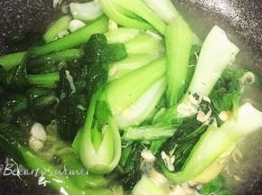 炒至蔬菜变软、出汁