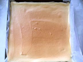 出炉先将四周油纸揭掉，凉透将底下的油纸也揭掉