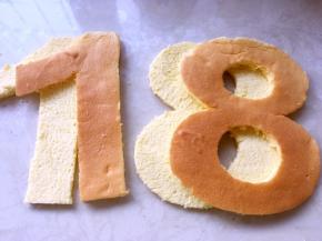 用锯齿刀将字横切开，分成两片