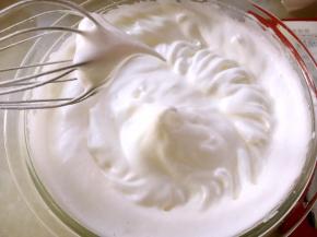 蛋白加几滴柠檬汁，分三次加入40克砂糖打发至湿性便干一些的发泡，打蛋器提起有个小弯钩，烤箱预热160度