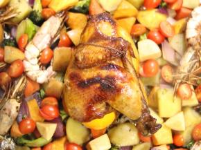 烤好的鸡取出，趁热吃，搭配着烤熟的蔬菜和水果，真的是超级美味