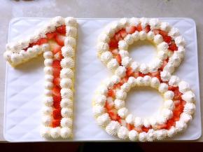 之后沿着字的边缘挤上淡奶油