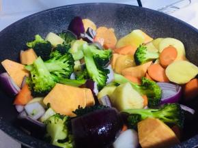 烤鸡的同时将腌好的蔬菜倒入锅中翻炒至断生