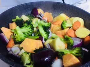 烤鸡的同时将腌好的蔬菜倒入锅中翻炒至断生