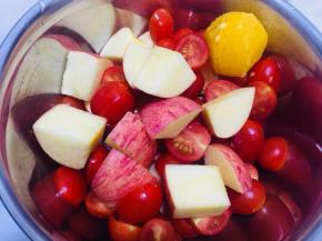 苹果洗净切块、圣女果洗净后对半切开