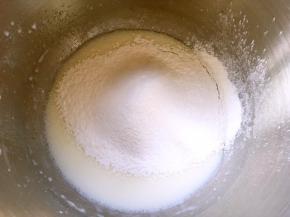 过筛低筋面粉，用蛋抽画Z字搅拌均匀