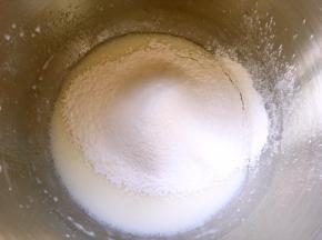 过筛低筋面粉，用蛋抽画Z字搅拌均匀
