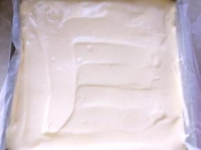 之后用刮刀将表面划平正，入烤箱150度烤30分钟