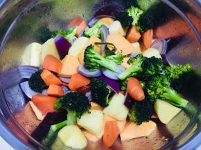 选择喜欢的蔬菜（也可参考菜谱中给出的蔬菜品类）洗净切成适当大小的块，放入盆中加入油、盐、黑胡椒翻拌均匀