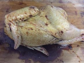 三黄鸡洗净去掉鸡头脖子屁股和鸡爪部分，擦干表面水分后，在鸡身和肚子里均匀地涂抹上盐、黑胡椒粉和油，然后按摩揉搓5-10分钟，帮其入味。姜蒜切碎榨成泥，加入老抽、蜂蜜、盐、黑胡椒调成酱汁涂抹在鸡身上，然后密封起来腌制24小时以上