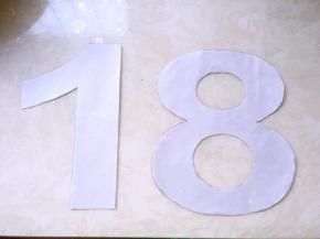 先打印出自己想要的数字，字体我用的艺术字，大小是320的，高度为19厘米，之后用剪刀裁掉多余的部分，只留数字