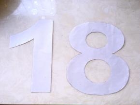 先打印出自己想要的数字，字体我用的艺术字，大小是320的，高度为19厘米，之后用剪刀裁掉多余的部分，只留数字