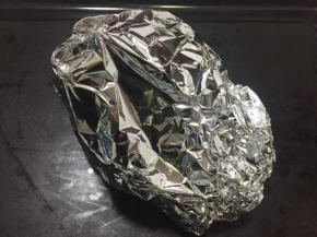 包好锡纸送入预热后的烤箱，180度，烤一个小时