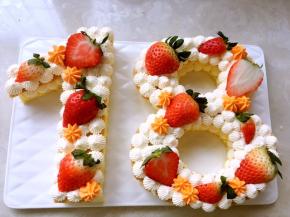 之后再挤上点彩色的淡奶油，美味的数字蛋糕就做好啦