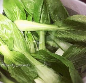 塔菜去掉根部，泡水冲洗干净