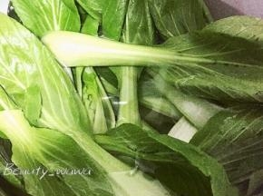 塔菜去掉根部，泡水冲洗干净