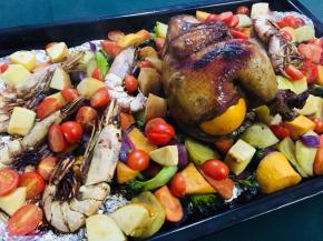 期间每隔10分钟左右取出，在鸡身表面刷一层蜂蜜水，帮助它上色