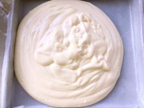 烤盘铺油纸，将翻拌好的面糊倒入模具内