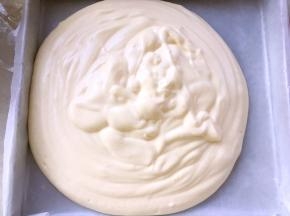 烤盘铺油纸，将翻拌好的面糊倒入模具内