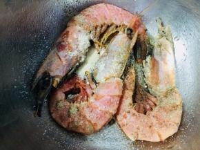 大虾洗净去掉虾枪虾线，加入盐、胡椒粉、鸡粉、料酒、姜蒜拌匀腌制半小时以上
