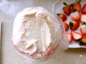 装入裱花袋，我用的10齿裱花嘴，再留一小部分淡奶油调成自己喜欢的颜色，我调成了橘色