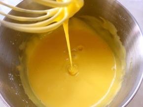 用蛋抽继续画Z字搅拌均匀，面糊顺滑细腻即可