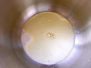 容器擦干净，加入牛奶加玉米油