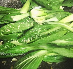 加适量盐、料酒、鸡粉翻炒均匀