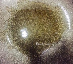 热锅倒油，油热后下葱姜蒜爆锅