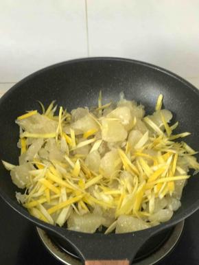 将所有材料放进不粘锅里，不加一滴水，小火慢慢熬，蜂蜜在这一步不要放，蜂蜜是等柚子酱熬好了，装瓶前跟柚子拌均匀装瓶