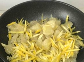 将所有材料放进不粘锅里，不加一滴水，小火慢慢熬，蜂蜜在这一步不要放，蜂蜜是等柚子酱熬好了，装瓶前跟柚子拌均匀装瓶