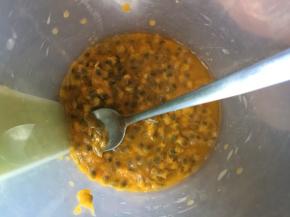 百香果勺入容器里