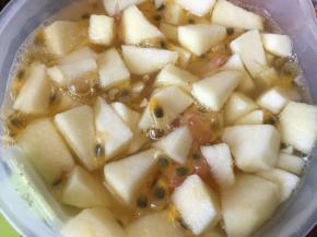 加满温水，连同焖苹果的水也一起倒入