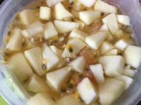 加满温水，连同焖苹果的水也一起倒入
