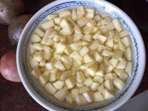 苹果去皮切成小块后放入盐水中浸泡