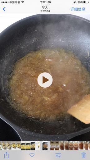 熬到特别粘稠的时候用木铲多翻拌，关火，放置几分钟后趁热放进玻璃瓶里，放凉了就会变成固体，不容易装瓶，这一步将蜂蜜加入熬好的柚子里面拌均匀