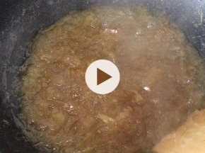 熬到特别粘稠的时候用木铲多翻拌，关火，放置几分钟后趁热放进玻璃瓶里，放凉了就会变成固体，不容易装瓶，这一步将蜂蜜加入熬好的柚子里面拌均匀
