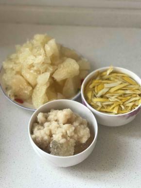 果肉里面不能有白色囔，柚子皮切长条用盐水泡20分钟，要老冰糖和土蜂蜜，我买的农家养蜂人的蜂蜜，比较纯，都成固体了