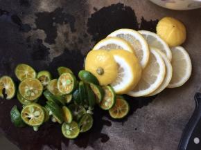 青桔和柠檬切薄片