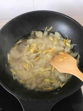 熬几分钟后，柚子和冰糖都会化了，继续小火慢慢熬，不需要过多的翻版，我一边熬，一边吃饭，都没看着