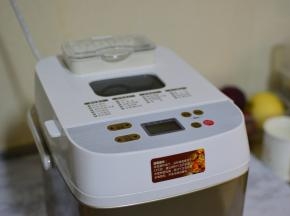 启动面包机揉面10分钟，加入室温软化的黄油20克，继续揉面20分钟