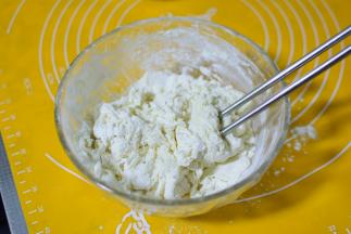 慢慢加入温水，边加水，边搅拌成絮状